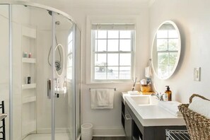 Douche, sèche-cheveux, serviettes fournies, savon