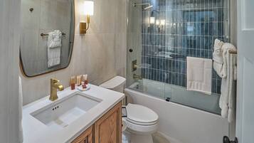 Combined shower/tub, hair dryer, towels