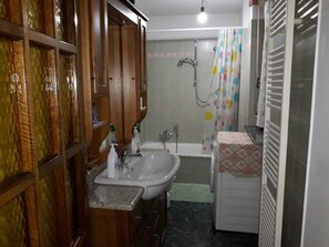 Combined shower/tub, bidet - Apartment on the 2nd Floor 5 min from the spa (Saint-Vincent)
