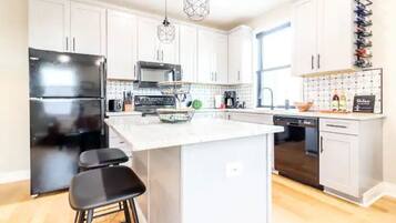 Réfrigérateur, four à micro-ondes, un four, surface de cuisson