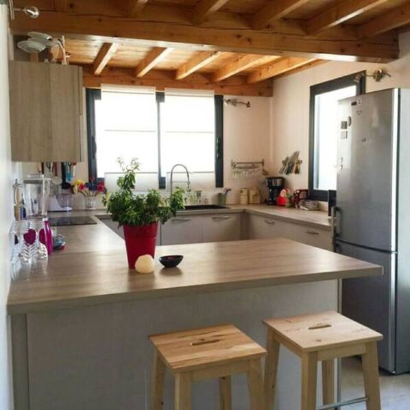 ثلاجة، ميكروويف، فرن، موقد طهي مسطح