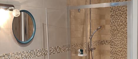 Combined shower/bathtub, hair dryer, towels, soap