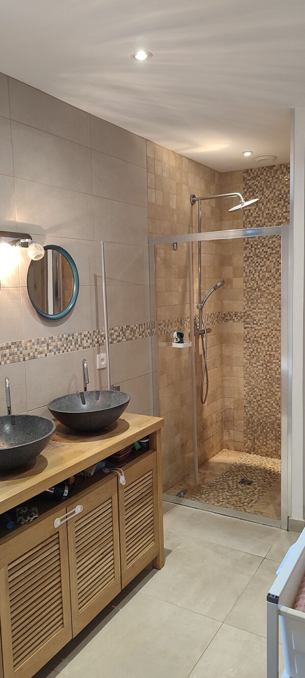 Combined shower/tub, hair dryer, towels, soap