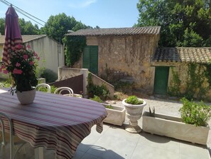 تناول الطعام بالخارج