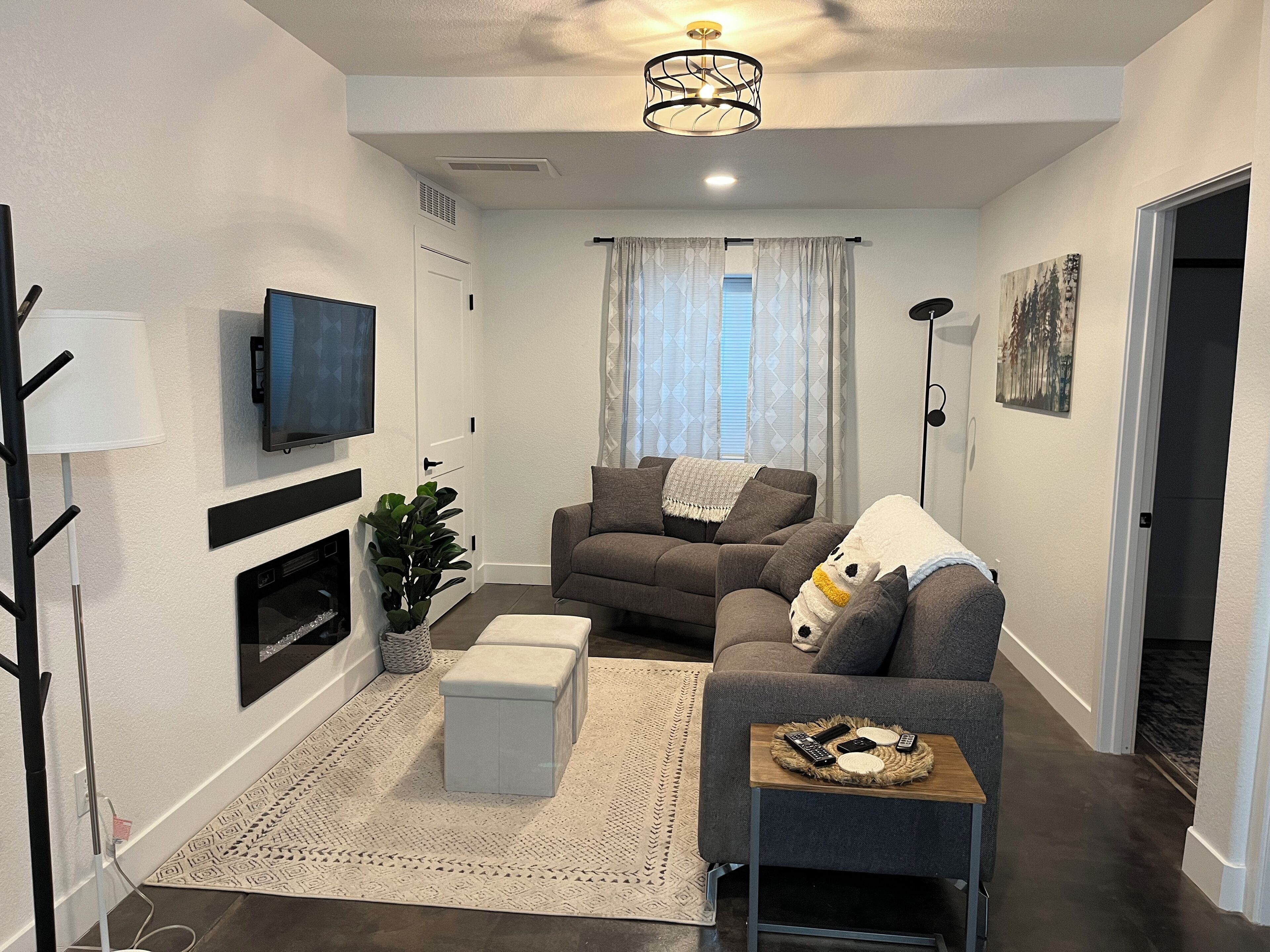 Spacious and Quiet 2 Bed-1 Bath  Apartment. Lots of natural light!