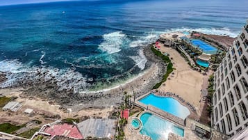 Alberca al aire libre y alberca infinita