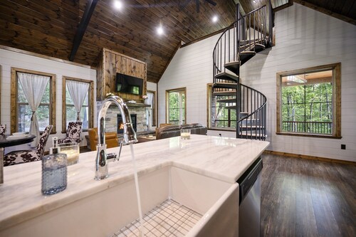Cabin Retreat with Hot Tub/Fire Pit/Perfect Outdoor Space/Lake 2 Minutes away!