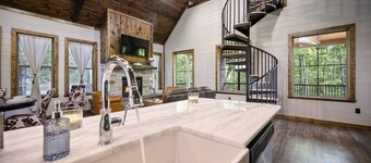 Cabin Retreat with Hot Tub/Fire Pit/Perfect Outdoor Space/Lake 2 Minutes away!
