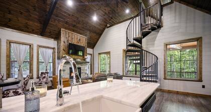Cabin Retreat with Hot Tub/Fire Pit/Perfect Outdoor Space/Lake 2 Minutes away!