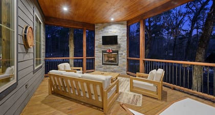Cabin Retreat with Hot Tub/Fire Pit/Perfect Outdoor Space/Lake 2 Minutes away!