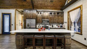 Kylskåp, mikrovågsugn, ugn och spishäll