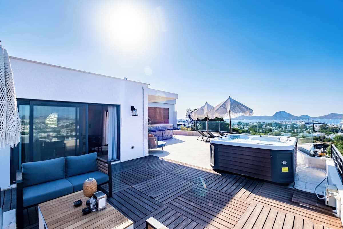 King Suite Room | Minibar, Schreibtisch, laptopgeeigneter Arbeitsplatz, kostenloses WLAN