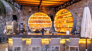 Swim-up bar