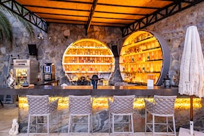 Swim-up bar