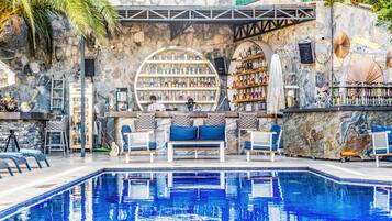 Swim-up bar