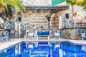 Swim-up bar