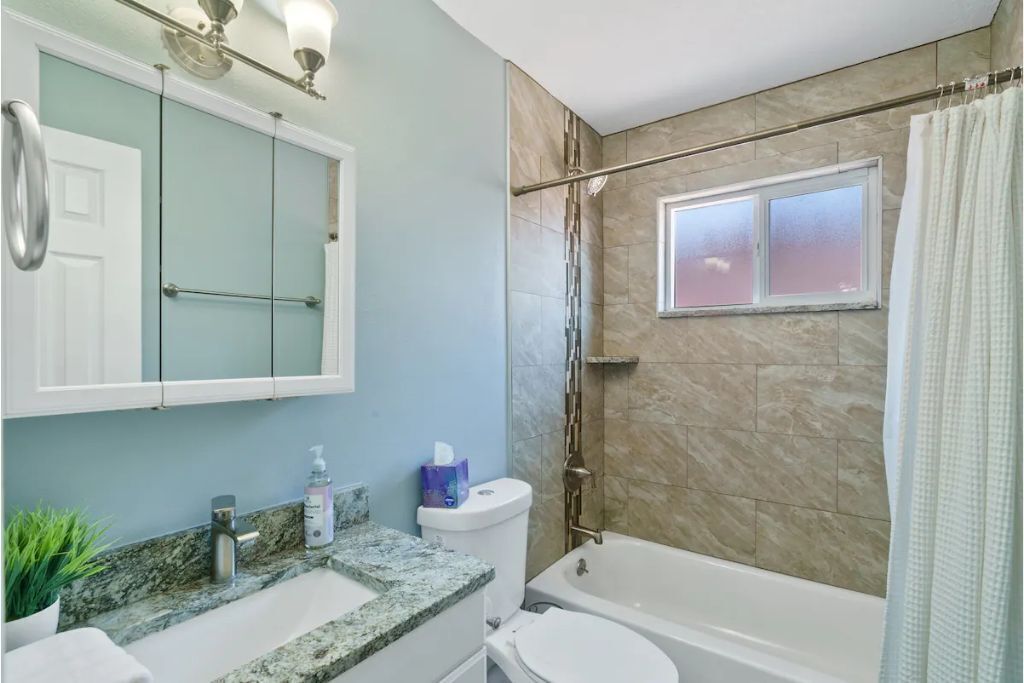 Sunset Home, Newly Renovated, Charming w/Hot Tub