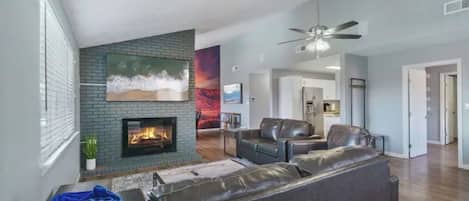 Smart-tv, een open haard, tafelvoetbal en een stereo