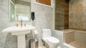 Bruser, hårtørrer, håndklæder, Sæbe