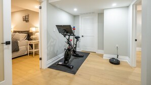 Un interior de vivienda con sala de estar, dormitorio y pasillo.