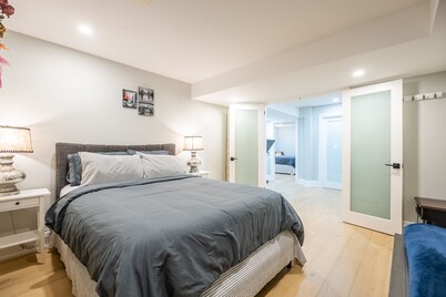 Luxury Lakeview Walkout Basement Apartment