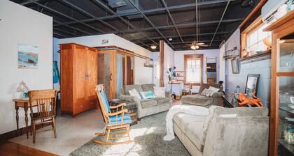 Back Door Guest Suite, charming downtown area, 2 minute walk to Missouri River.