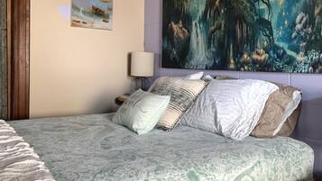 Skrivbord, strykjärn/strykbräda, wi-fi och sängkläder