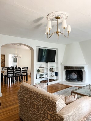 Smart TV, fireplace - Spacious Historic Midtown Memphis Chateau "Guest House"-Minutes from Everything (Memphis)