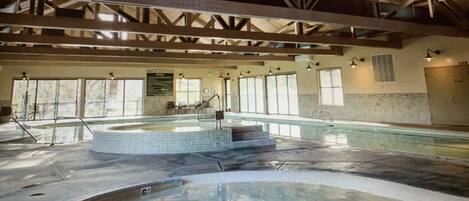 Een binnenzwembad en een buitenzwembad