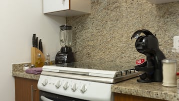 Departamento Confort | Cocina privada | Microondas y toallas de papel