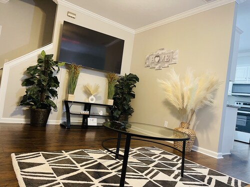Stylish & Cozy 3bed Retreat with modern amenities!