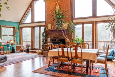 Sunny Chalet Nestled in the Woods of Ashfield