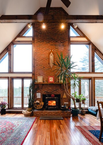 Sunny Chalet Nestled in the Woods of Ashfield