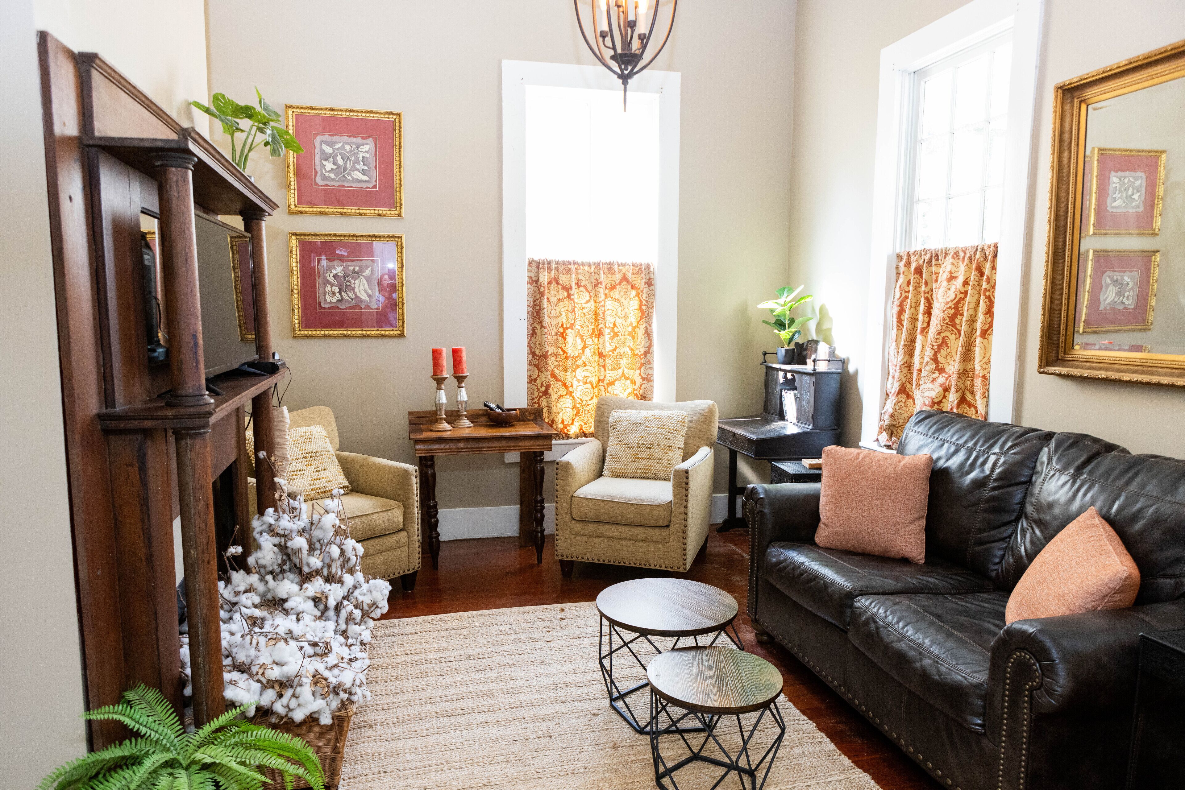 1880's Cozy Cottage, close to Historical Downtown. Sleeps up to 6
3B3B-pets OK