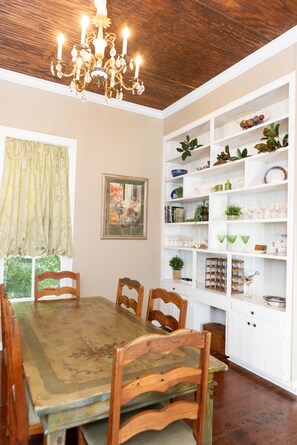 Dining - 1880's Cozy Cottage, close to Historical Downtown. Sleeps up to 6
3B3B-pets OK (Natchez)