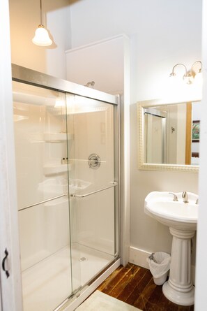 Combined shower/bathtub, hair dryer, towels, soap