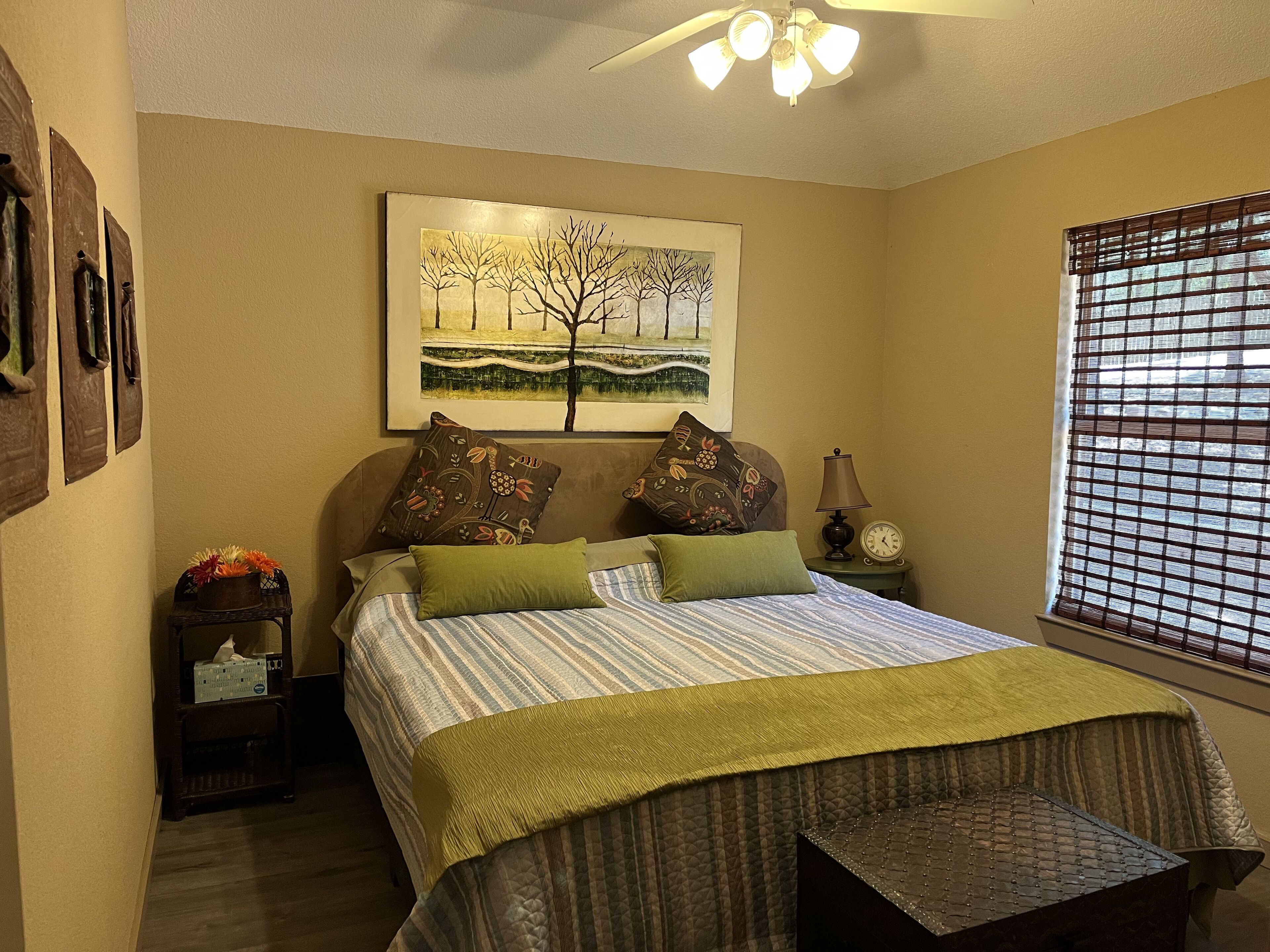 Beautiful lakefront house in 3 acre private woods