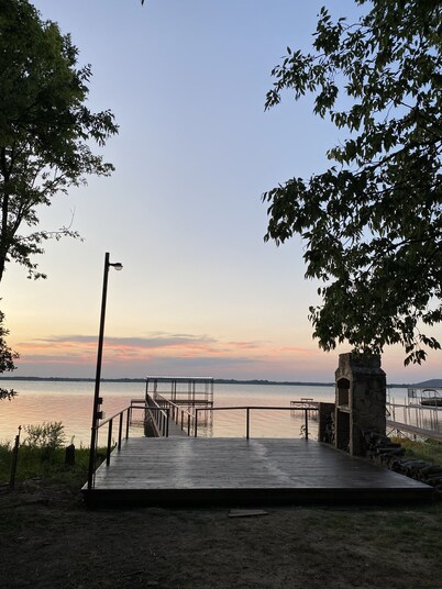 Beautiful lakefront house in 3 acre private woods