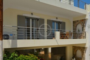 Exterior - A contemporary inn situated in the center of Ermioni (Ermioni)