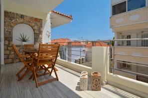 Outdoor dining - A contemporary inn situated in the center of Ermioni (Ermioni)