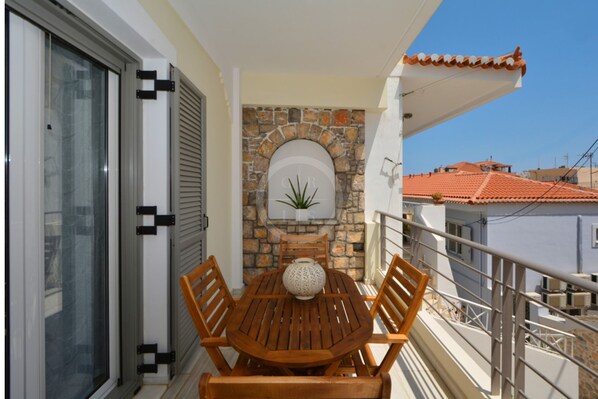 Outdoor dining - A contemporary inn situated in the center of Ermioni (Ermioni)