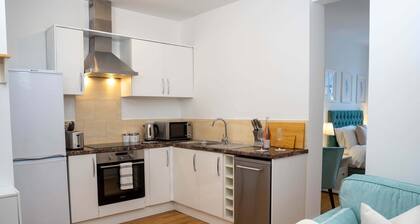 Vibrant City Centre - KING Bed, Entire Apartment