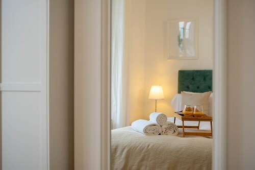 Vibrant City Centre - KING Bed, Entire Apartment