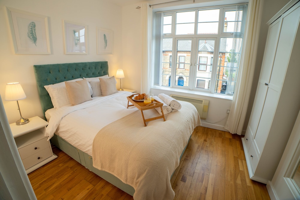 Vibrant City Centre King Bed Apartment