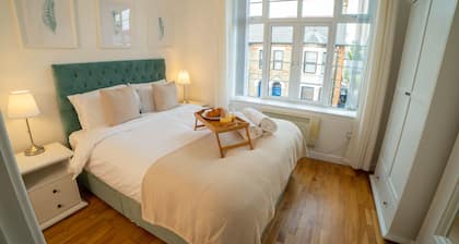 Vibrant City Centre - KING Bed, Entire Apartment