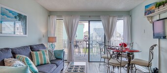 Summer special/Ocean View Condo/Pet Friendly/Pool/Walk to Beach/Washer & Dryer