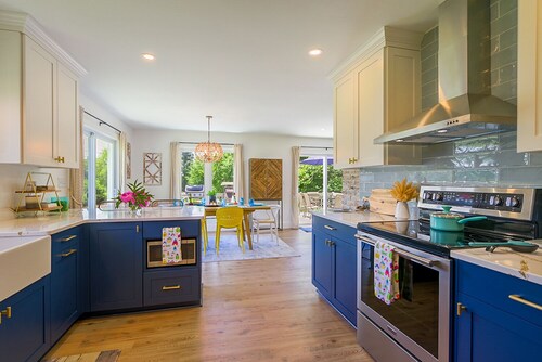 Sun, salt and sand @ Heart Rock House! Private beach/8 min drive to Belfast!