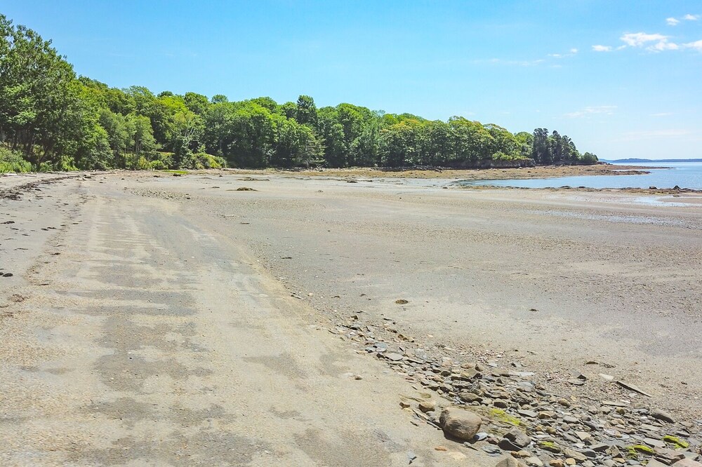 Sunny Cottage/Fall hikes/leaf peeping/Near Belfast, Camden, Acadia/Private beach