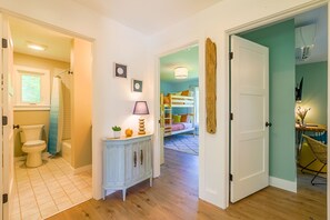 3 habitaciones, escritorio y tabla de planchar con plancha