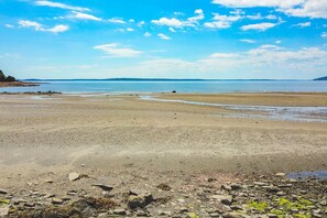 Perto da praia, espreguiçadeiras, toalhas de praia
